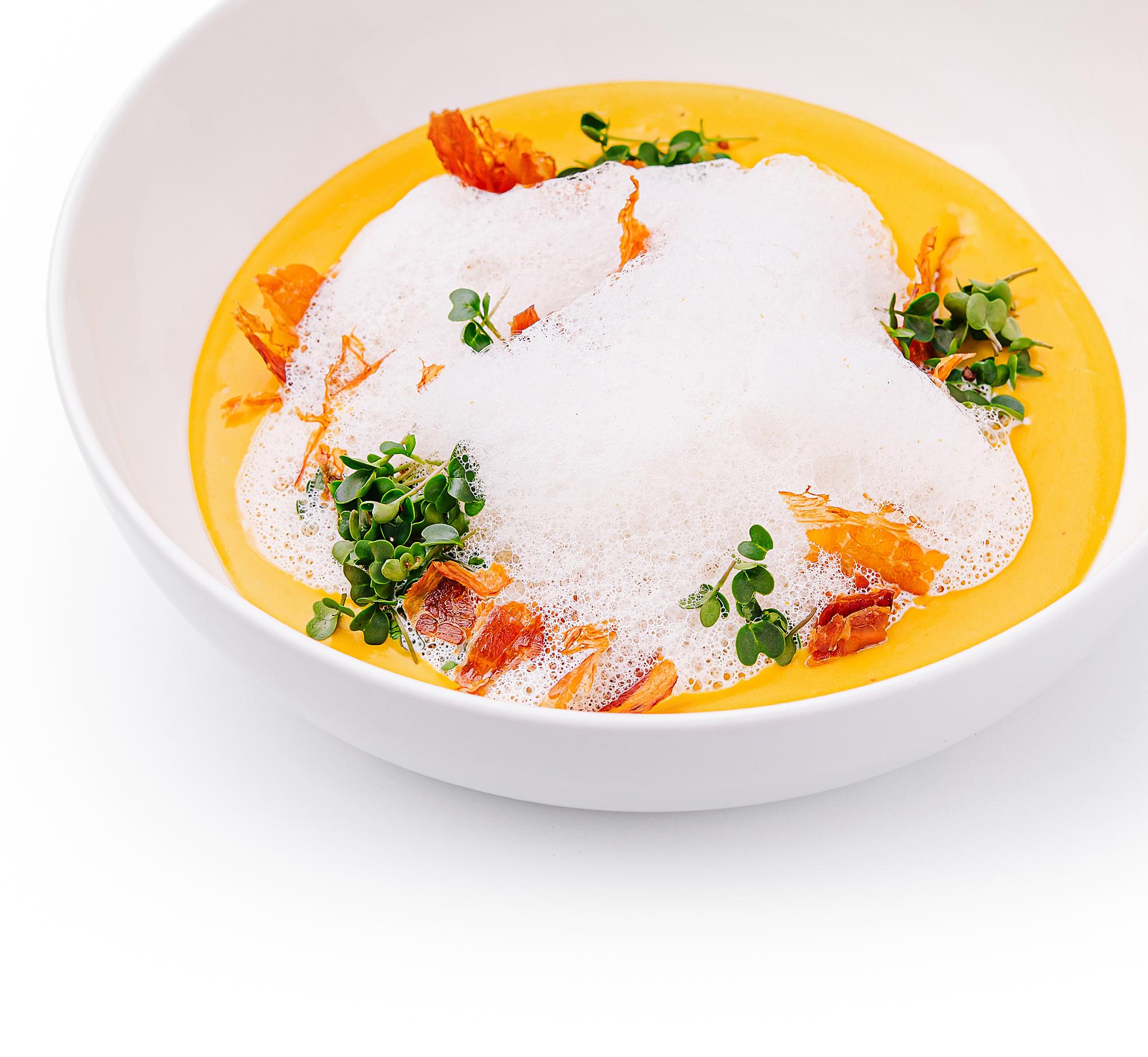 Piatto finito: zuppa colorata servita